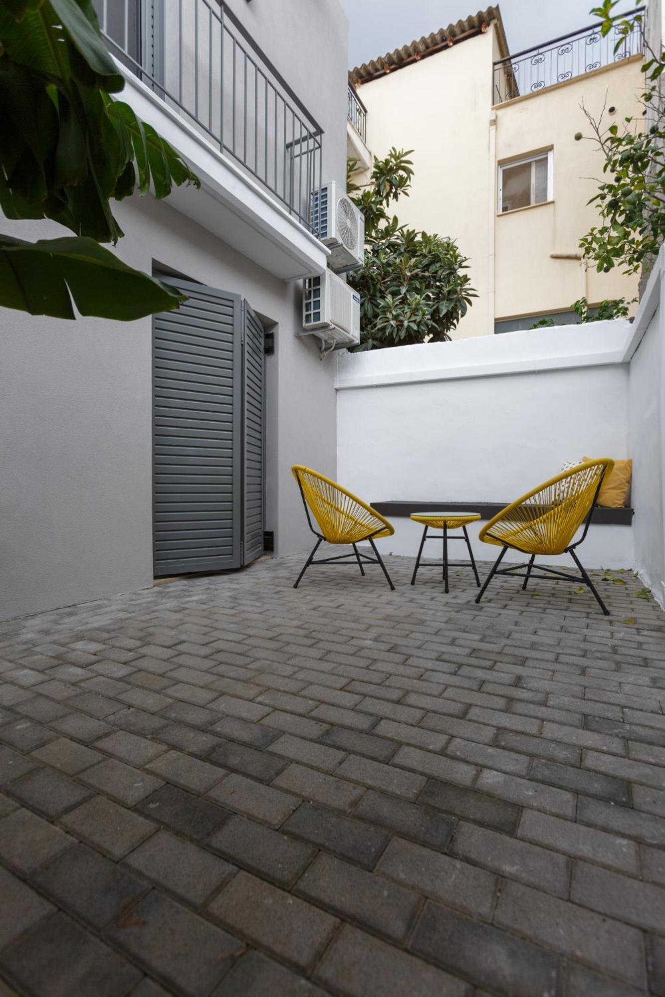 Groundfloor 2Br Apt With Smallyard Near The Heart Of Kalamata Luaran gambar